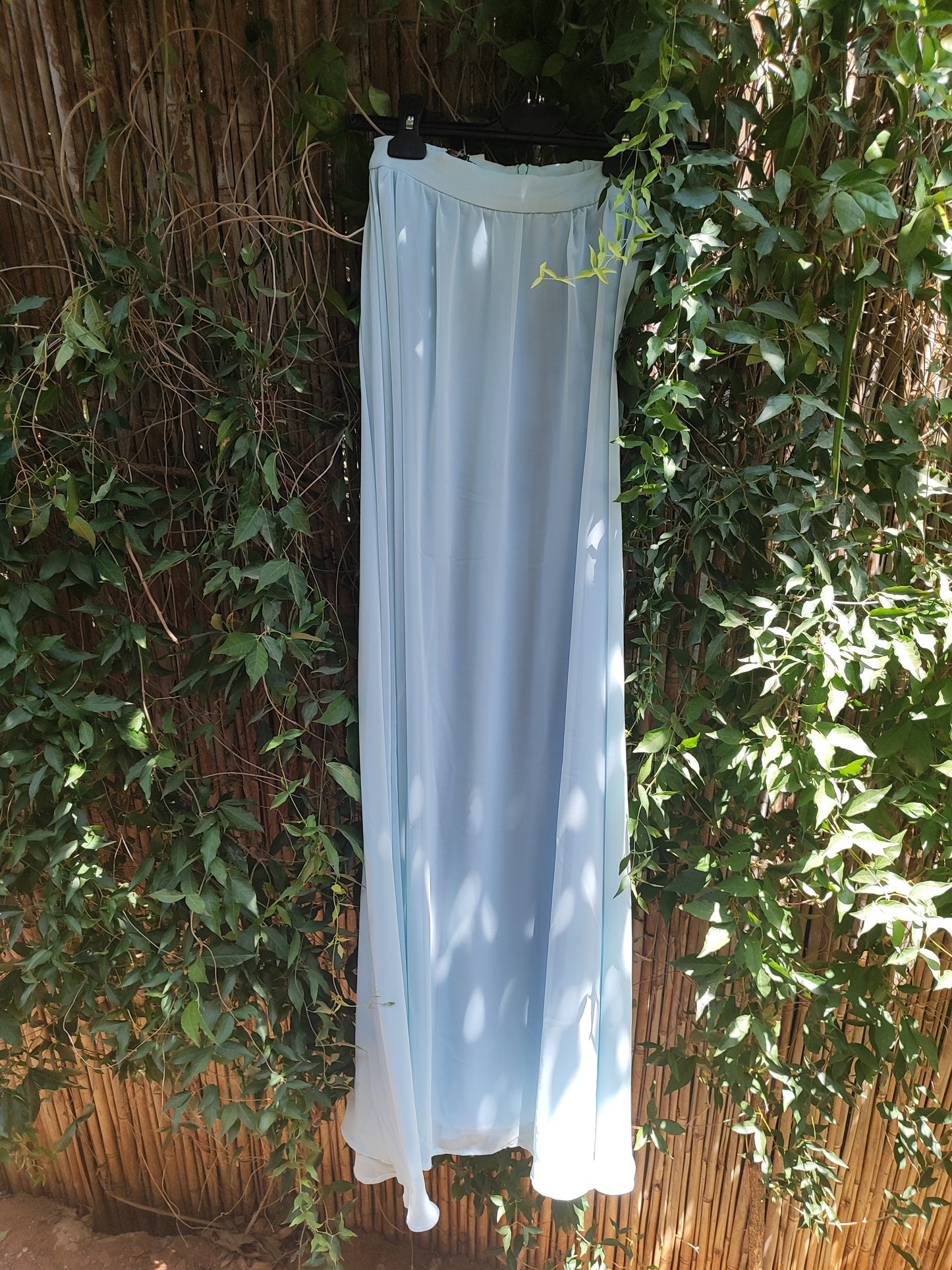 חצאית מקסי תכלת שיפונית כפולת בד.