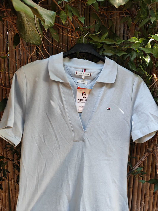 TOMMY HILFIGER. שמלת תכלת קלאסית של טומי