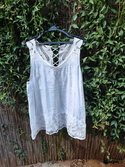 גופיה לבנה קרושה בסופים . גב קרושה סגור בשריכה