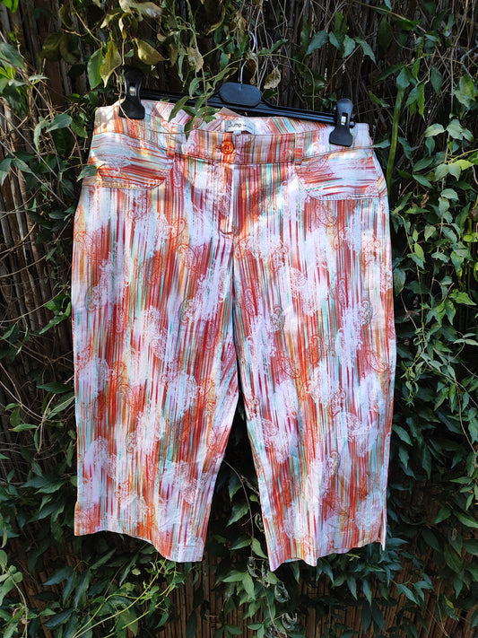מכנסיים  קפרי פסים צבעוניים והדפסי פייזלי