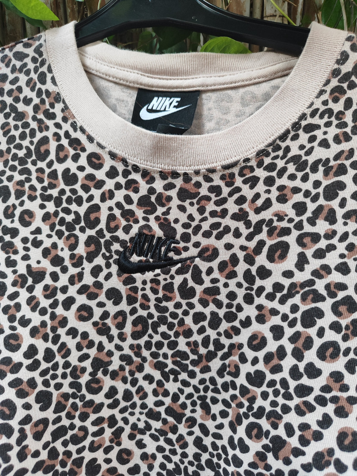 NIKE חולצה קצרה נמר בקרם וגווני חום