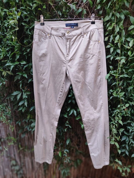 TOMMY HILFIGER. מכנסי בד בצבע מוקה קלאסיים