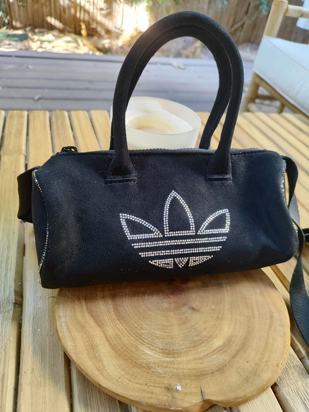 ADIDAS תיק זמש שחור קטנטן ומכיל. נצנצים של סמל