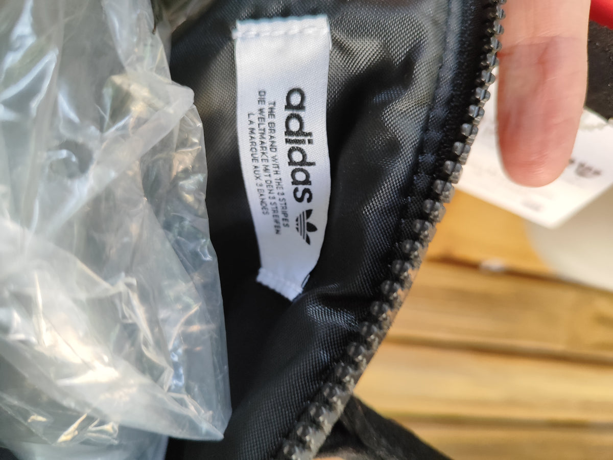 ADIDAS תיק זמש שחור קטנטן ומכיל. נצנצים של סמל