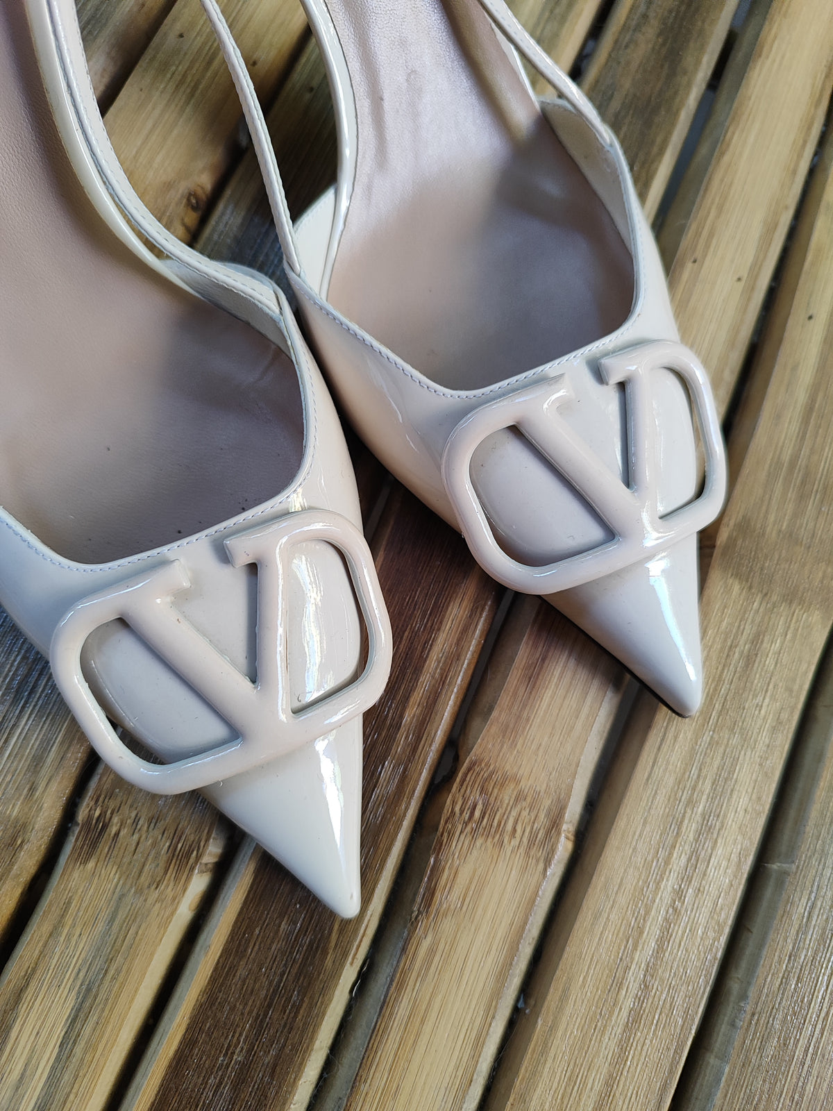VALENTINO נעליי עקב קרם אלגנטיות רצועה בקרסול.