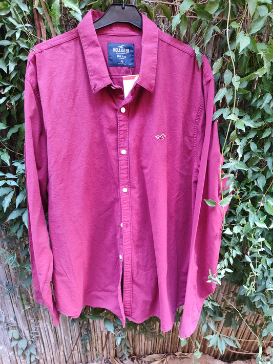 חולצת יין אדום קלאסית. HOLLISTER